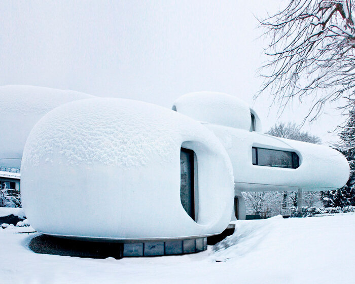 curved timber frame shapes an amorph living sculpture by lechner & lechner