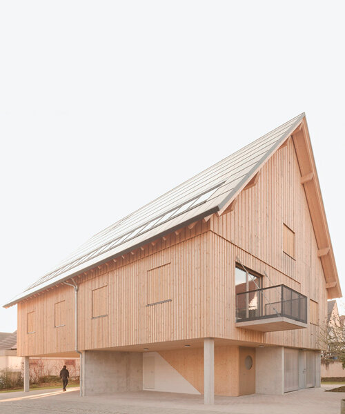 pressed straw bales and wooden slabs make up haus hoinka in germany