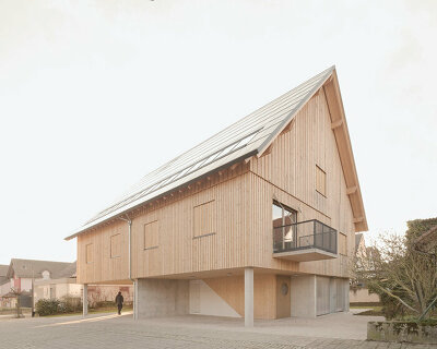 pressed straw bales and wooden slabs make up haus hoinka in germany