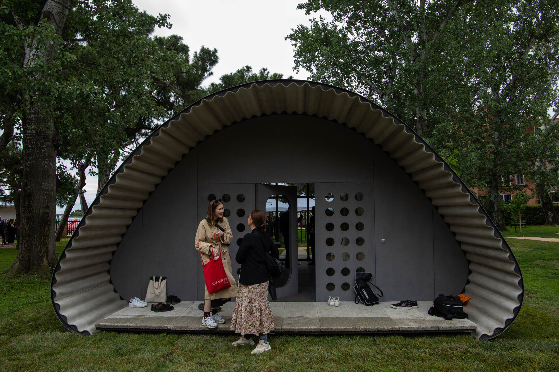 interview: norman foster & holcim explore refugee crisis with housing prototype in venice