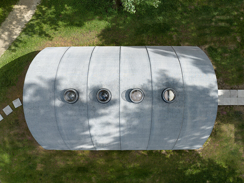 interview: norman foster & holcim explore refugee crisis with housing prototype in venice