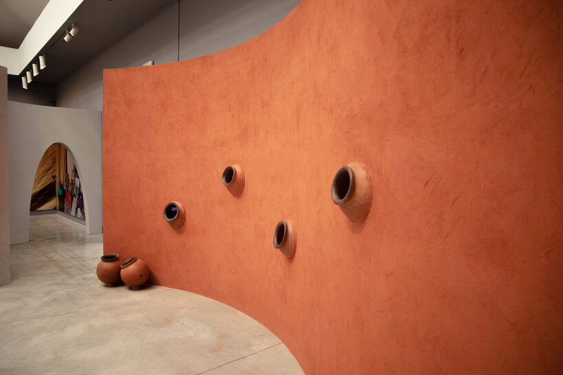 francis kéré's clay installation at the venice biennale celebrates west african architectural prowess