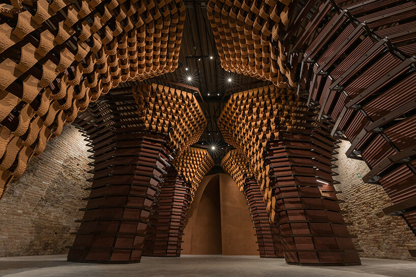 drammatiche sculture in legno e argilla inghiottono il padiglione saudita alla biennale di architettura di venezia