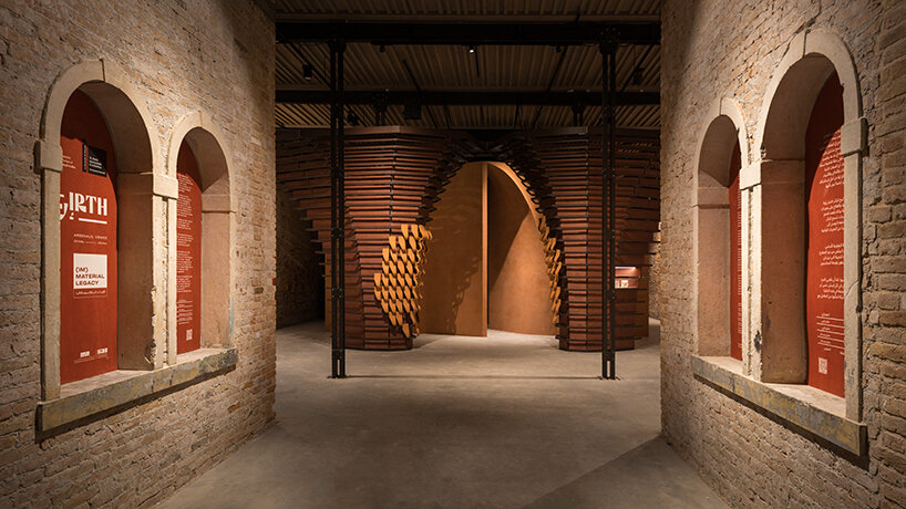 drammatiche sculture in legno e argilla inghiottono il padiglione saudita alla biennale di architettura di venezia