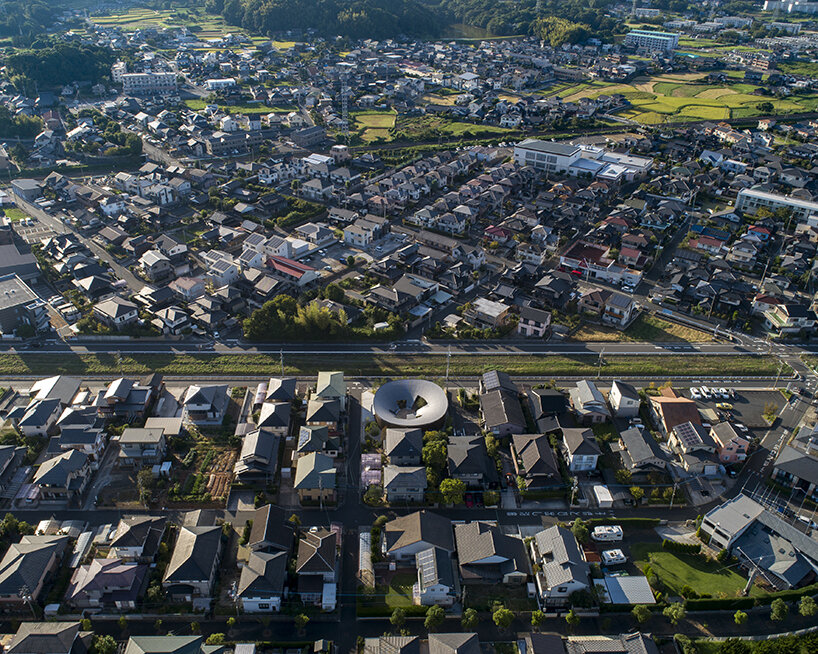NKS2 architects crowns japanese dwelling with a large, vessel-shaped roof