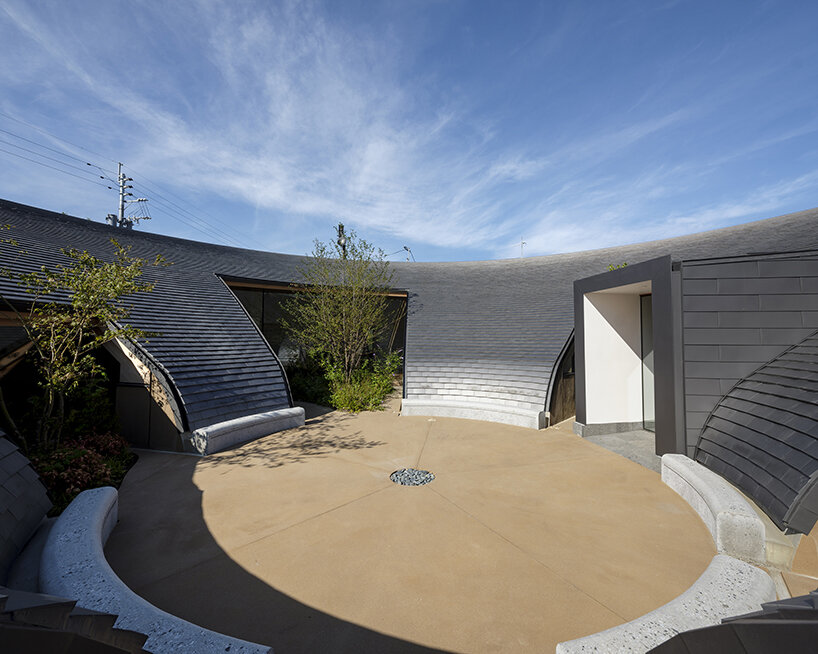 NKS2 architects crowns japanese dwelling with a large, vessel-shaped roof