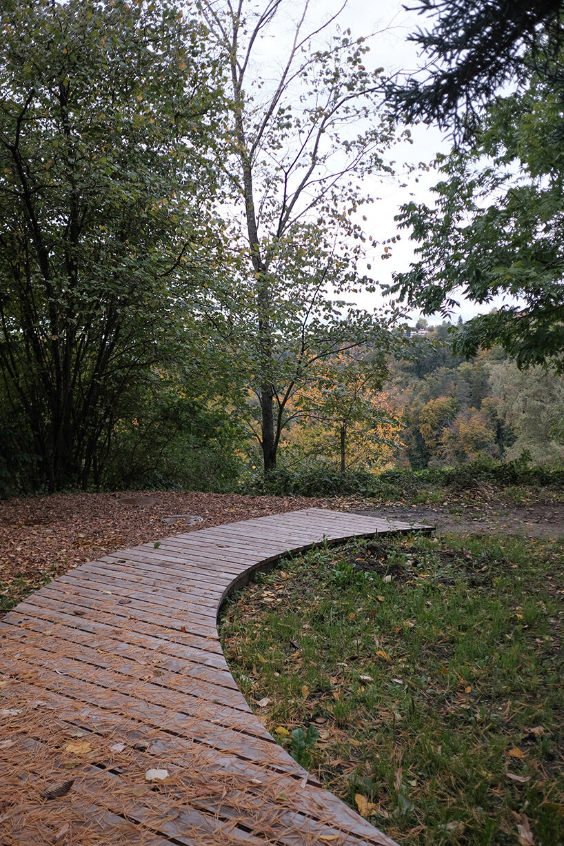 Ein schirmförmiger Baldachin von Charlie Juliet Design aus der Schweiz unterstreicht die traditionelle Holzverkleidung