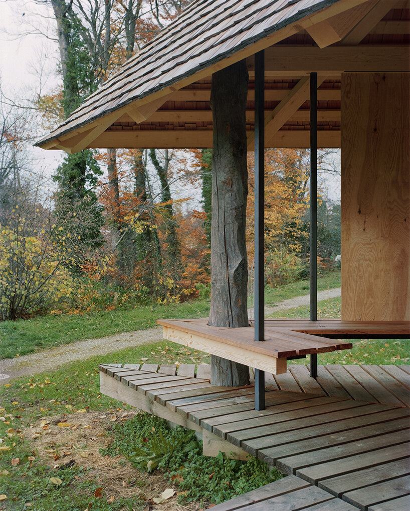 Ein schirmförmiger Baldachin von Charlie Juliet Design aus der Schweiz unterstreicht die traditionelle Holzverkleidung