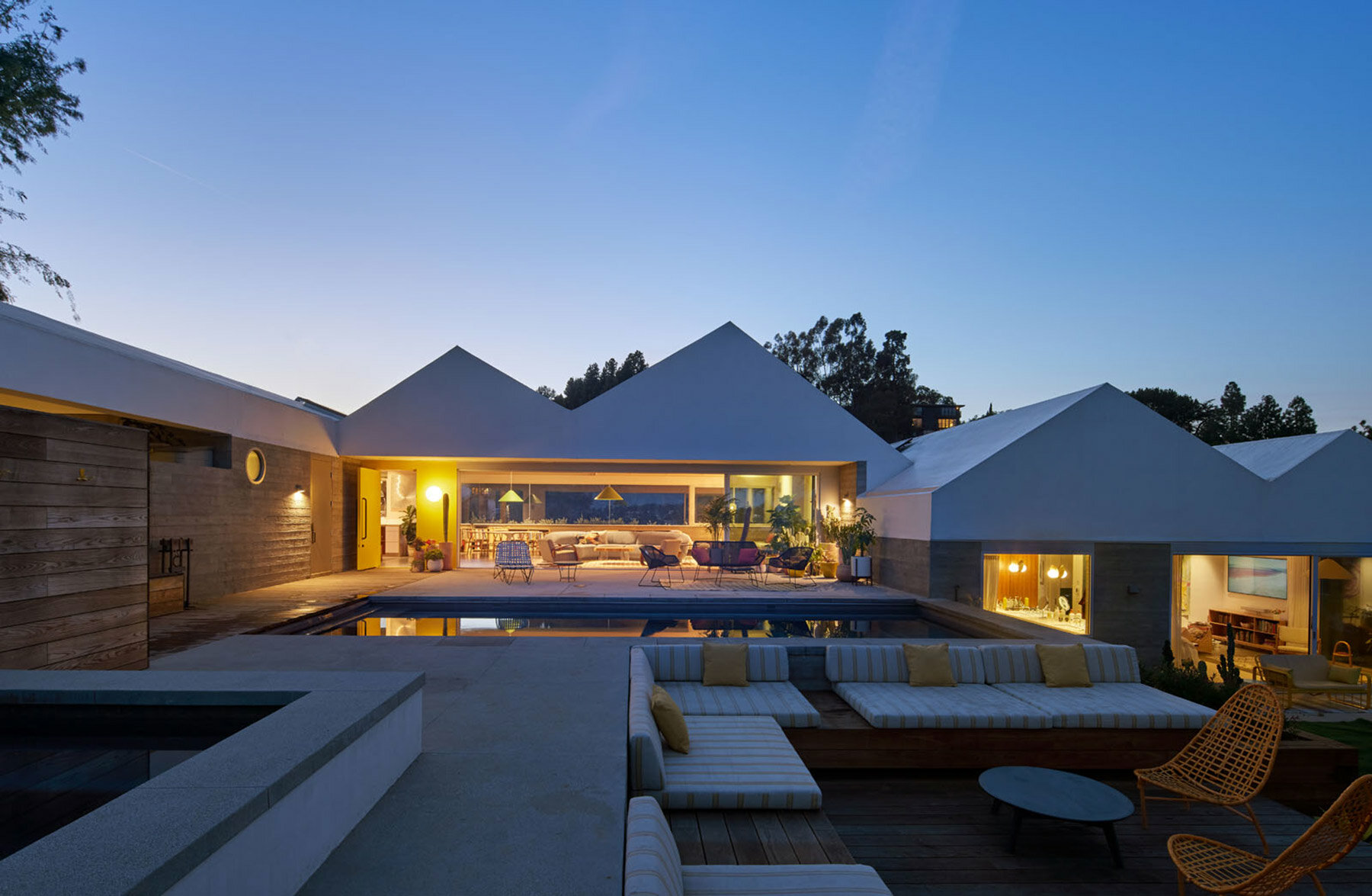 bestor architecture's 'house stepping down a hill' honors LA modernism