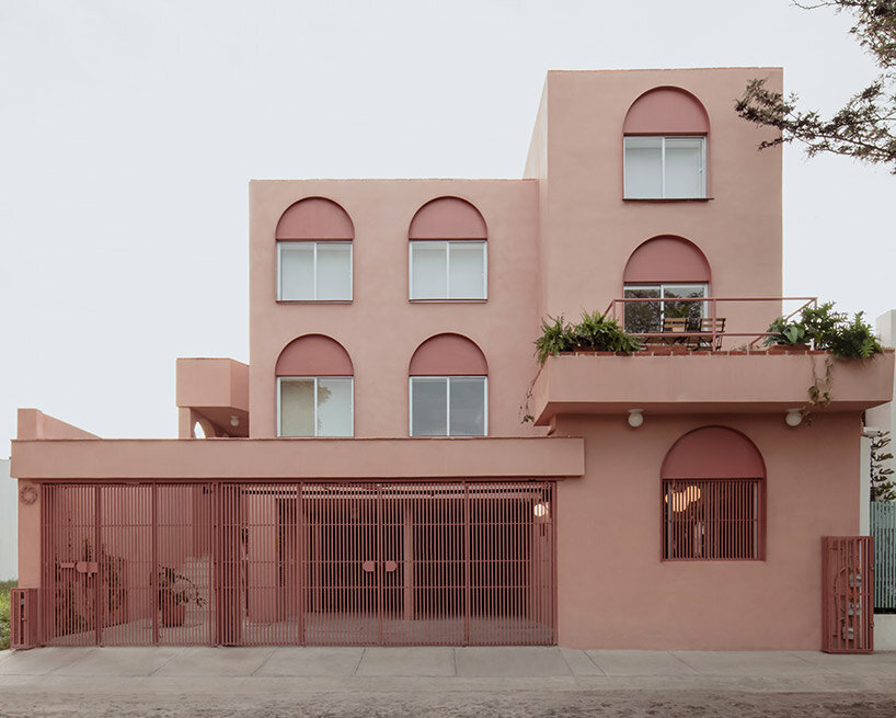Herico ha reformado en rosa los apartamentos de Carretas en México