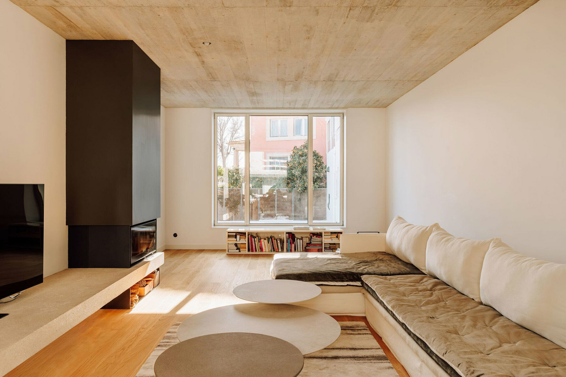 casa-na-rua-sao-francisco-de-borja-lisboa-ricardo-bak-gordon-designboom-06a