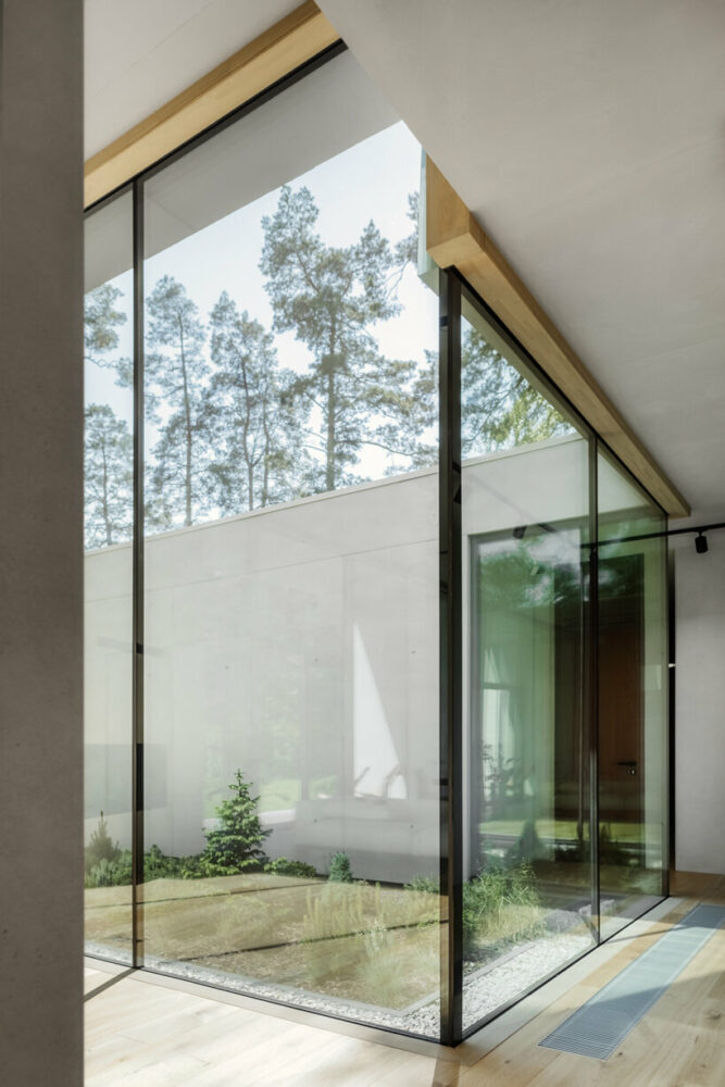 Latvijas betona rezidence izvērš divus atšķirīgus apjomus ar dinamisku konsoli
