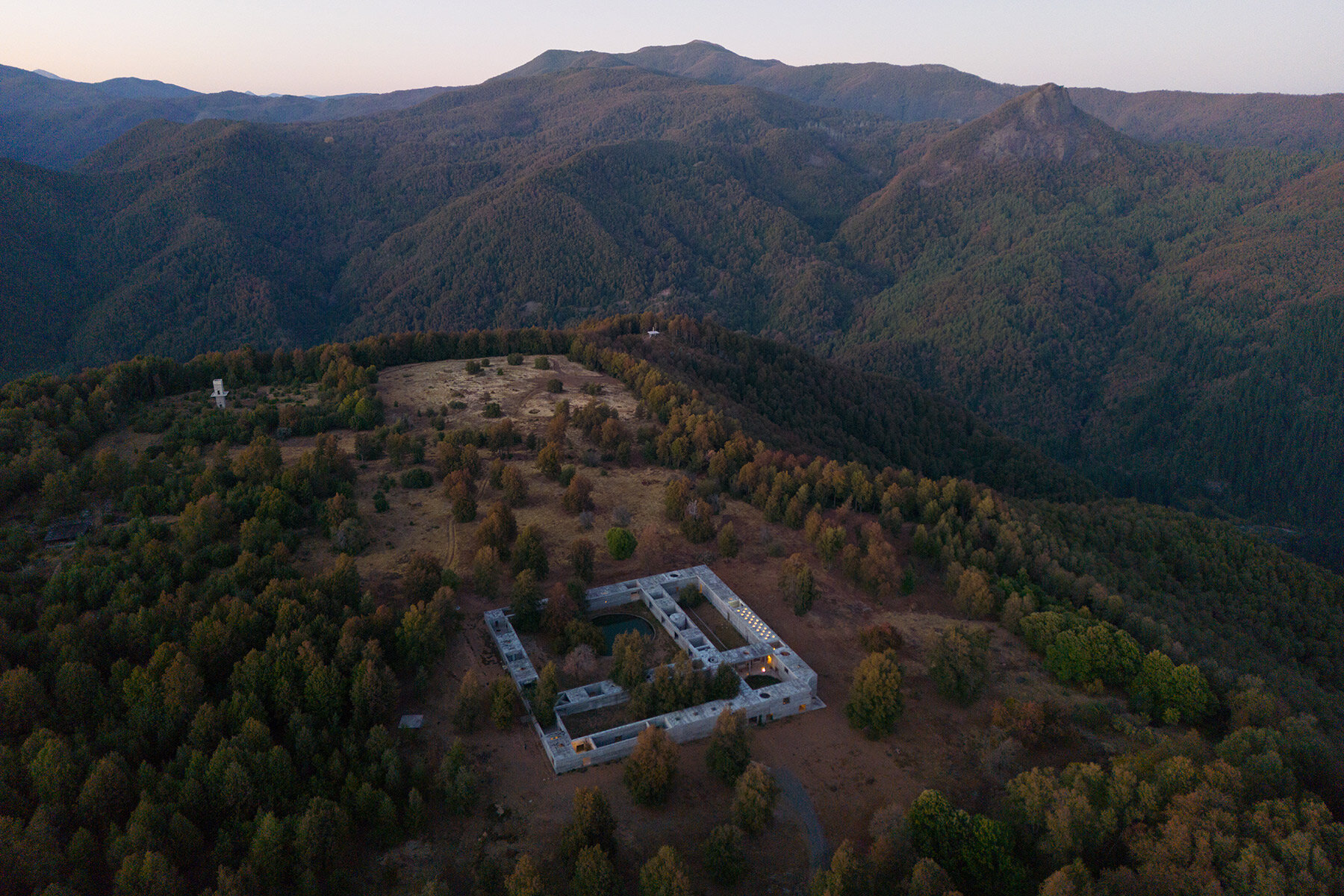 luna-house-pezo-von-ellrichshausen-chile-designboom-21800