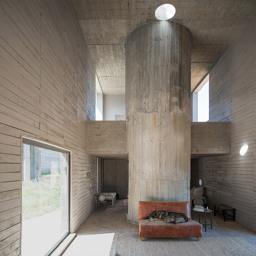 geometric cut-outs puncture pezo von ellrichshausen's fortress-like luna house in chile