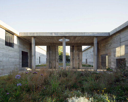 Casa Rode pezo von ellrichshausen completes crescent-shaped rode house