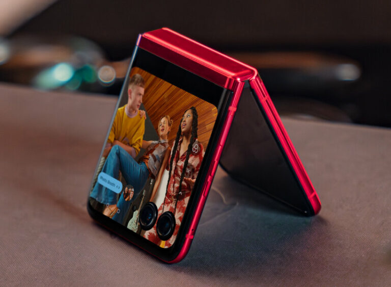 from samsung to google and now motorola, flip phones are back and