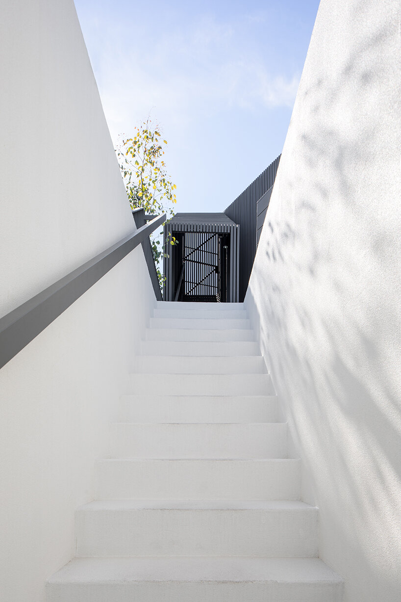 mount washington house by anonymous architects embraces steepness and vistas in LA