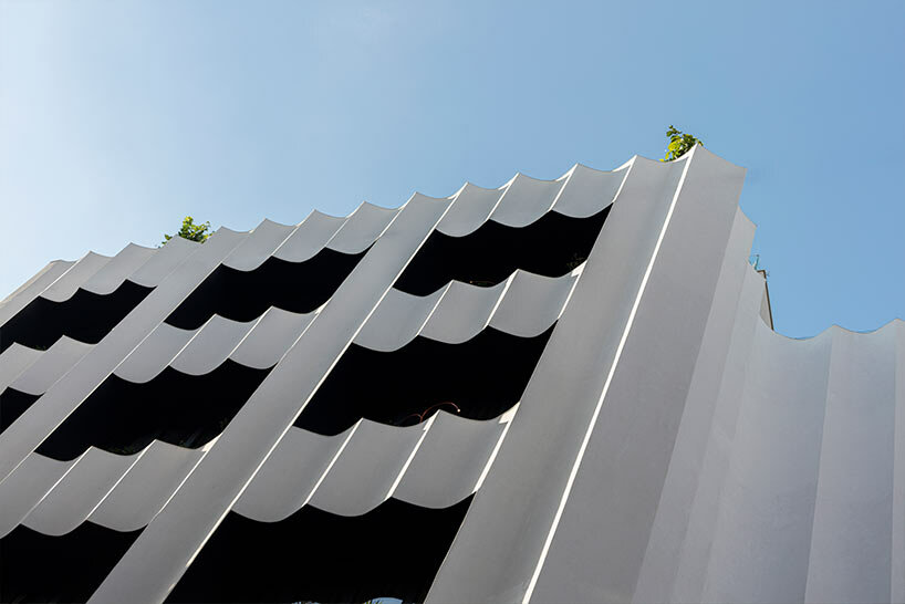 La facciata ondulata dell'hotel degli architetti OOAK abbraccia una fuga urbana ad Atene