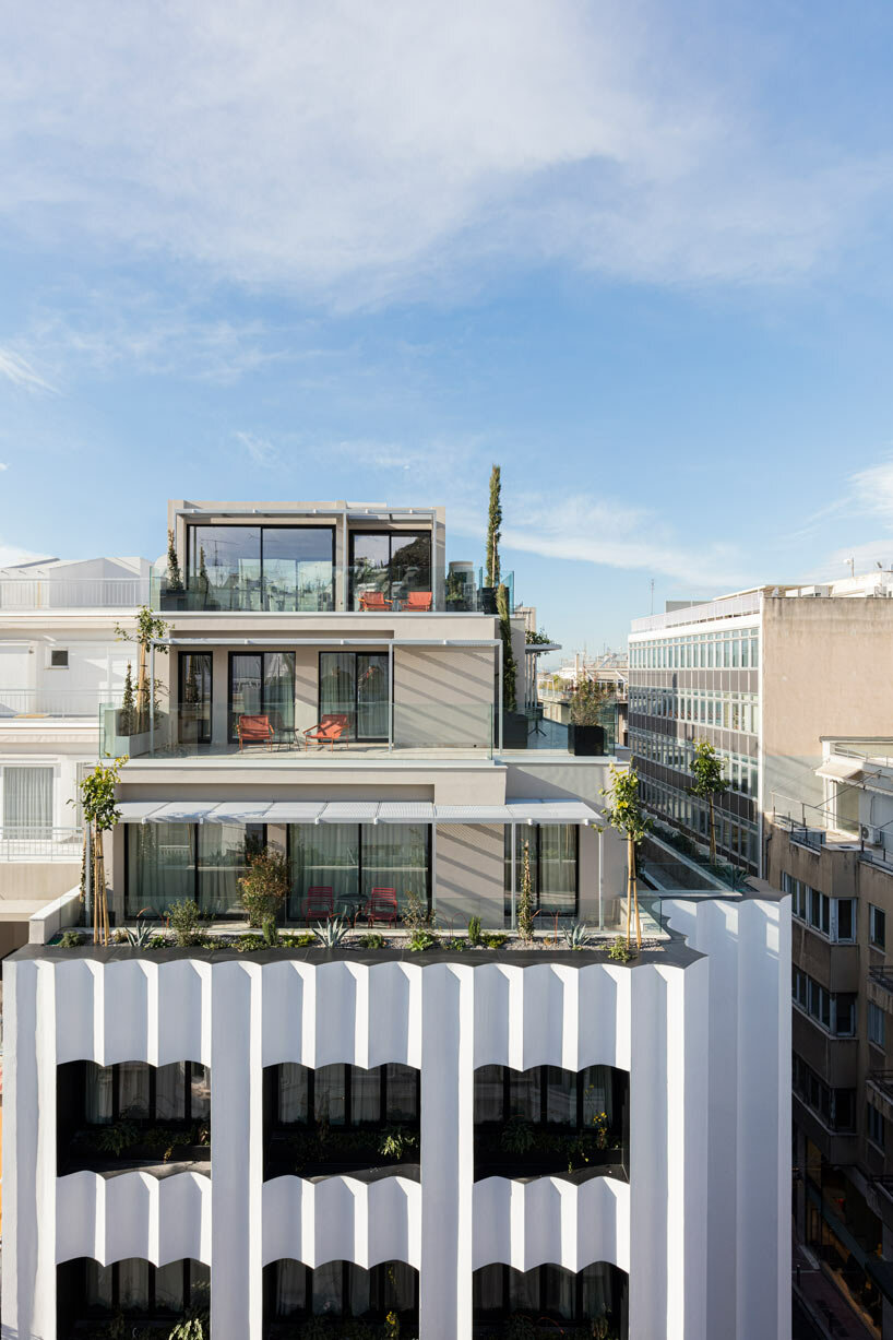 La facciata ondulata dell'hotel degli architetti OOAK abbraccia una fuga urbana ad Atene