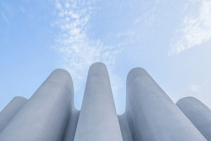 PAO's public restroom meanders around amoeba-shaped concrete structure in beijing