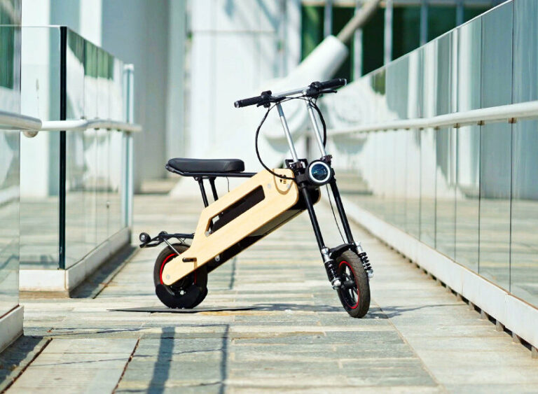 electric scooter 'TOM' folds like a swiss army knife and can charge