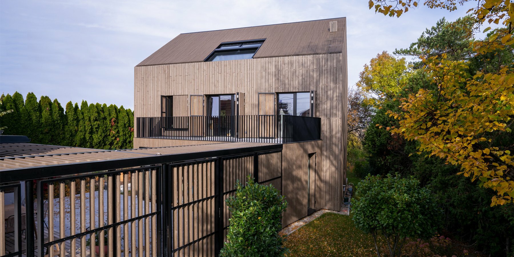 two-houses-and-a-courtyard-designboom-1800-2