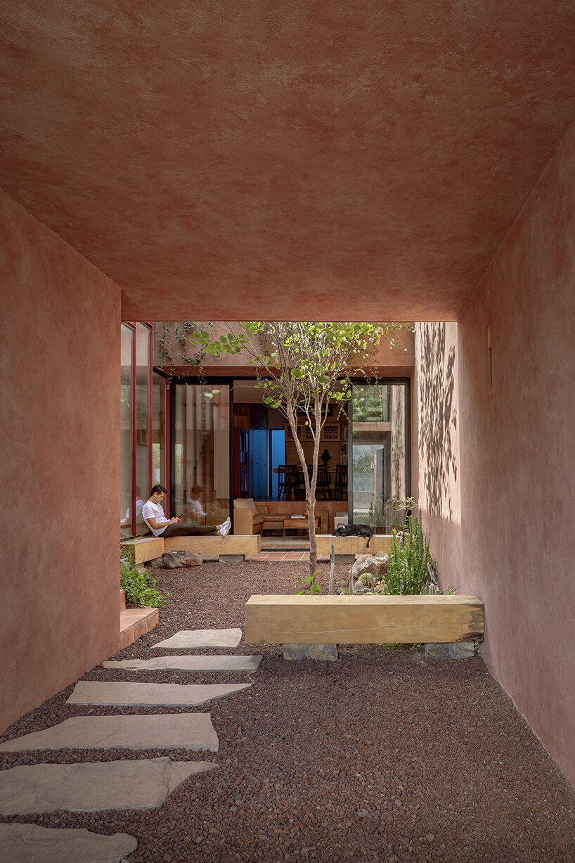 La Casa Ederlesi en México, completamente roja, es una escala audaz con tonos mediterráneos.