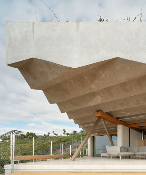 langarita-navarro crowns casa PS-50 in coastal spain with a zigzagging concrete roof