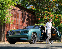 The Black Badge Wraith Black Arrow Is Rolls-Royce's Last V-12 Coupe – Robb  Report