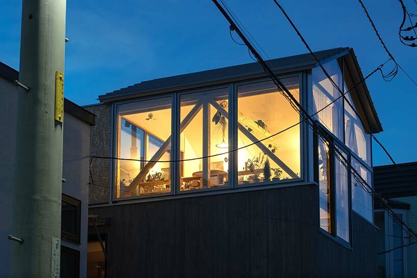 Ο Yoshichika Takagi ολοκληρώνει το σπίτι του στο Hokkaido με την κουζίνα του “Glass House”.