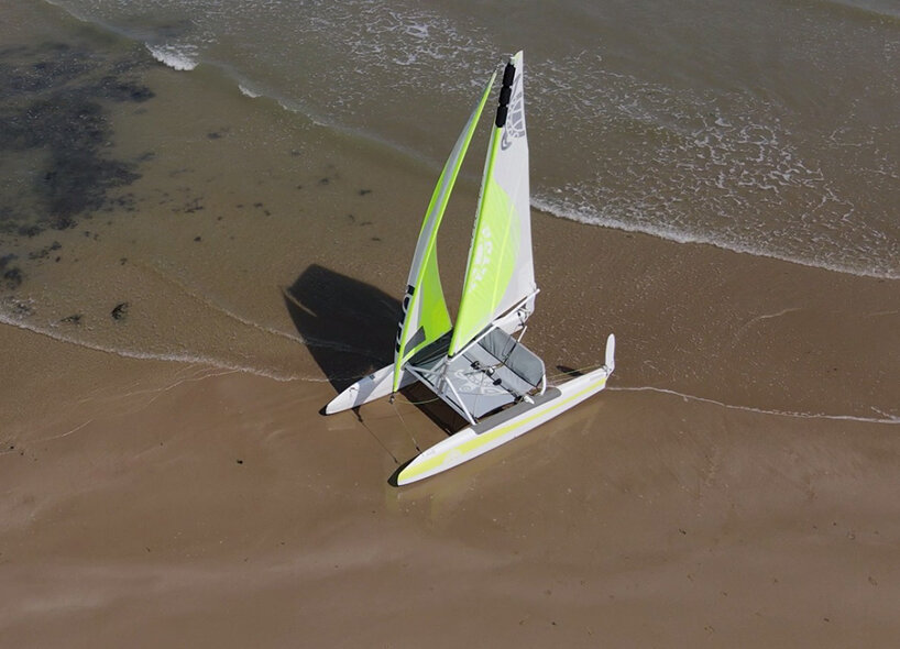 IZIBoat is a foldable & movable catamaran that assembles in 15 minutes