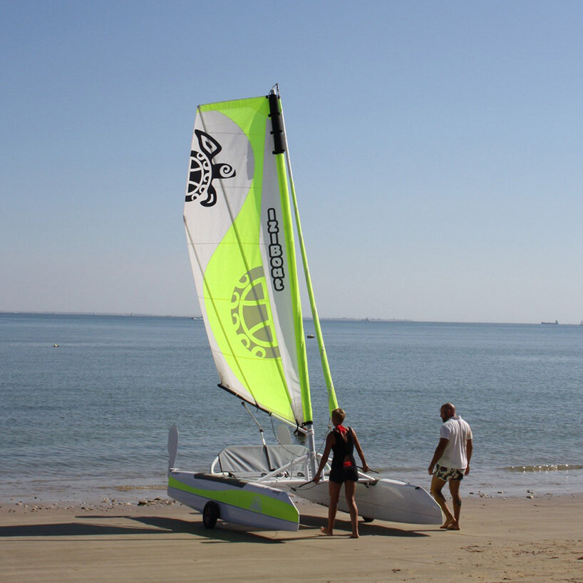IZIBoat is a foldable & movable catamaran that assembles in 15 minutes
