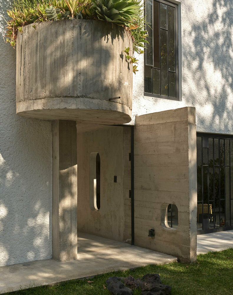 ludwig godefroy's house in mexico blends interior & exterior