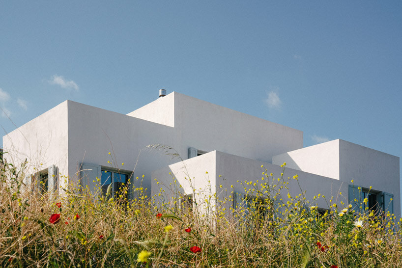 Ο Sigurd Larsson χαράζει αλληλοσυνδεόμενους κύβους σε ένα μόνο σπίτι σε ένα βραχώδες ελληνικό νησί