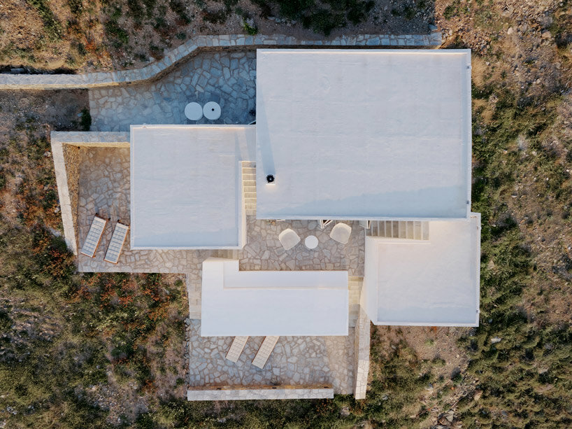 Ο Sigurd Larsson χαράζει αλληλοσυνδεόμενους κύβους σε ένα μόνο σπίτι σε ένα βραχώδες ελληνικό νησί