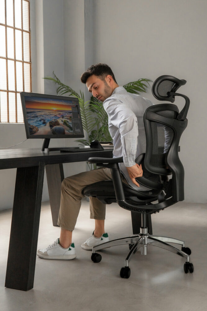 https://static.designboom.com/wp-content/uploads/2023/07/sihoo-doro-c300-ergonomic-office-chair-designboom-818-5-667x1000.jpg