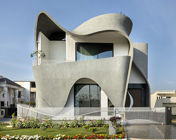 concrete ribbon wraps around studio ardete's residence in india