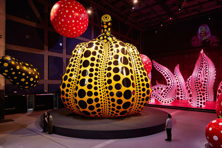 yayoi kusama's inflatable works take over manchester in 'you, me & the balloons' exhibition