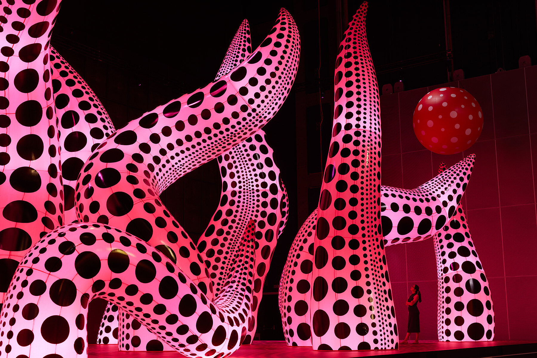 Have you seen the giant Yayoi Kusama installation outside of @harrods , London