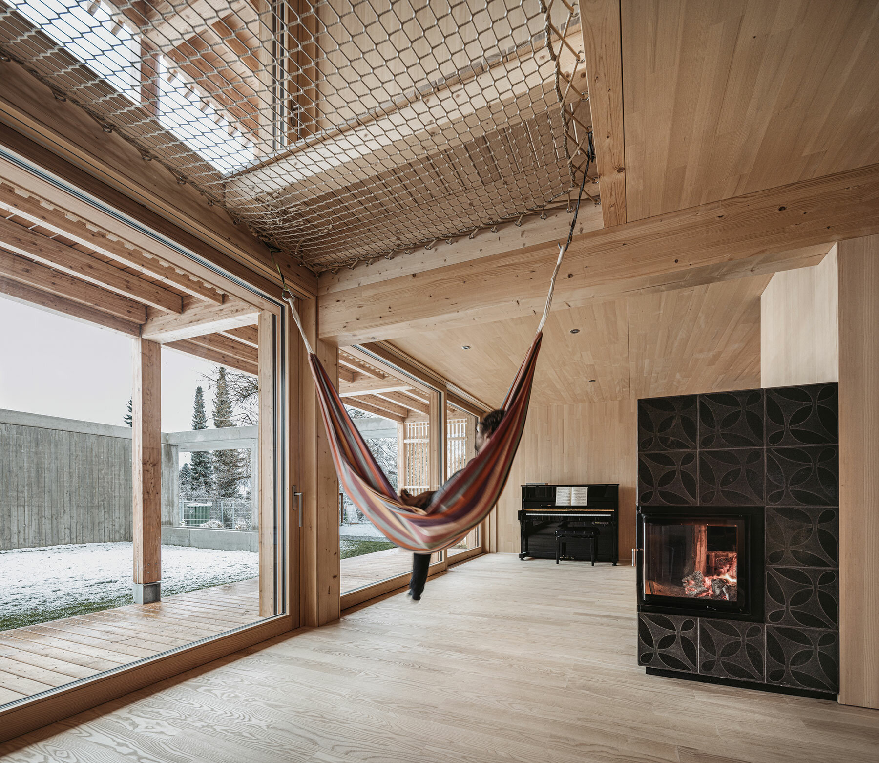 house-l-dunkelschwarz-elsbethen-austria-designboom-06a