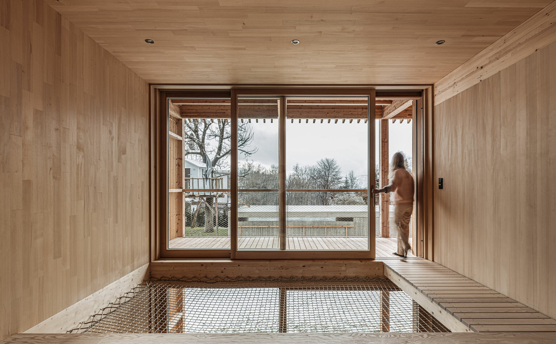 house-l-dunkelschwarz-elsbethen-austria-designboom-08a