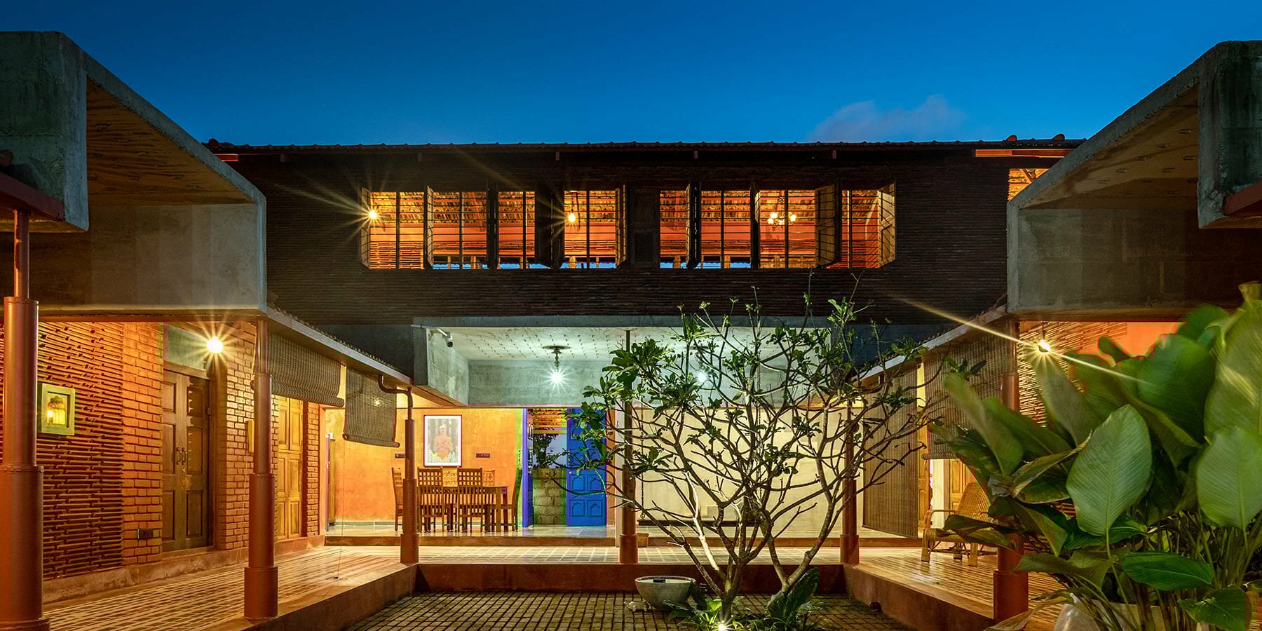 linear-brick-laid-court-karai-weekend-home-india-rain-designboom-1800-2
