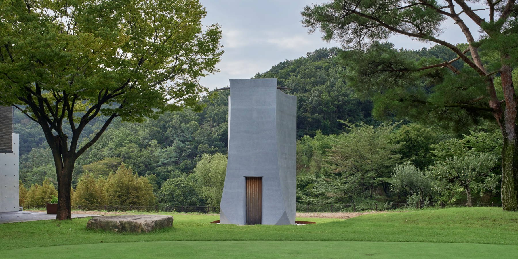 monolithic-stone-dffpm-designboom-1800-2