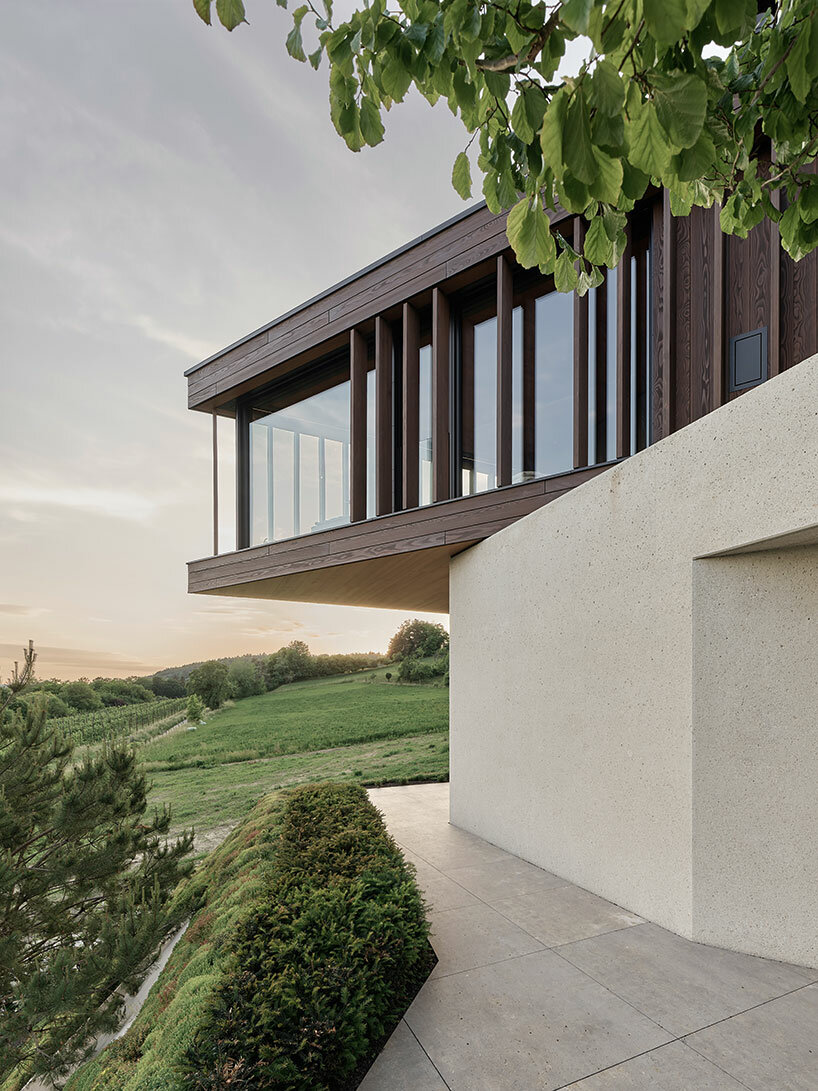 Ein überhängender Holzflügel überragt das Haus der Familie Oppenheim Architecture in Deutschland