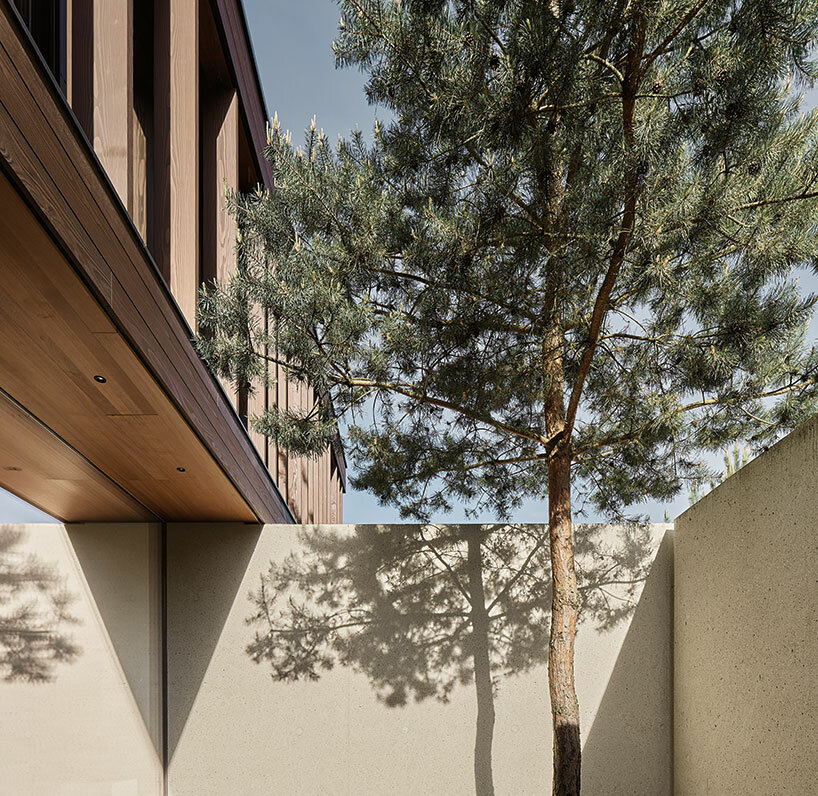 Ein überhängender Holzflügel überragt das Haus der Familie Oppenheim Architecture in Deutschland