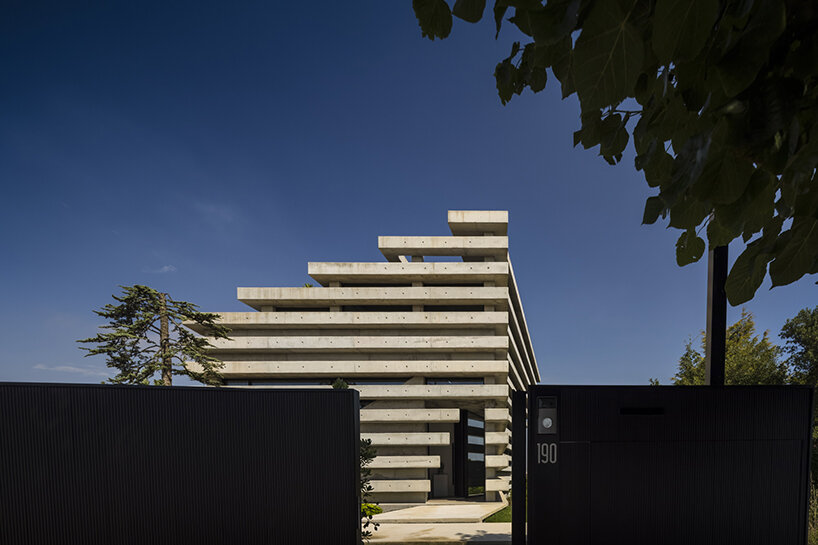 contaminar arquitetos traces distorted concrete lines around 'quinta do rei 18' in portugal