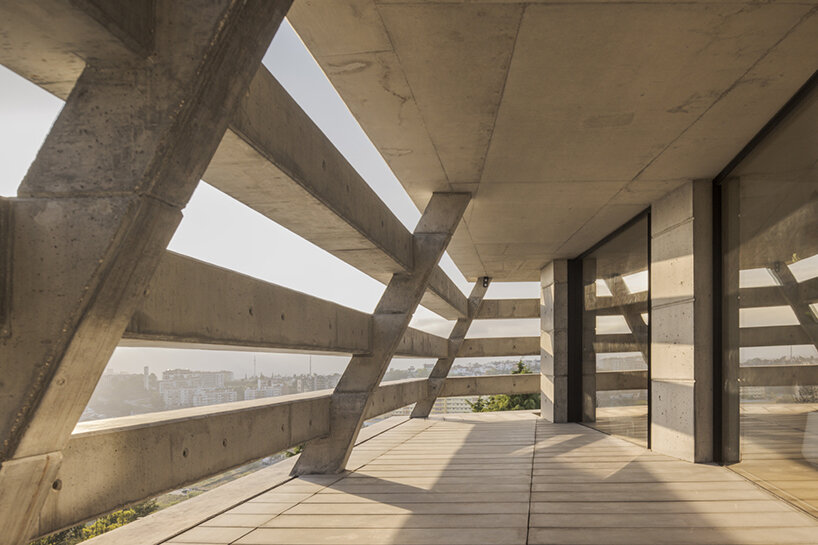 contaminar arquitetos traces distorted concrete lines around 'quinta do rei 18' in portugal