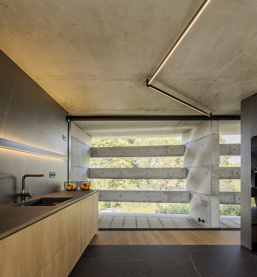 contaminar arquitetos traces distorted concrete lines around 'quinta do rei 18' in portugal