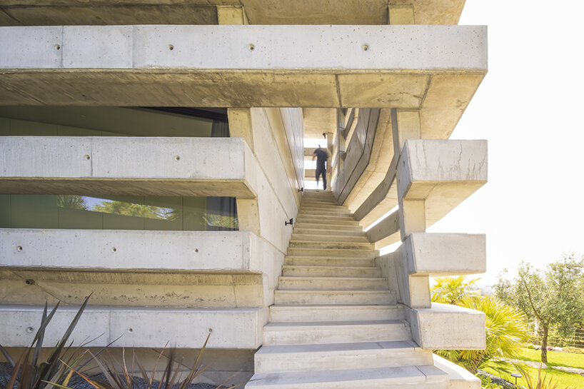 contaminar arquitetos traces distorted concrete lines around 'quinta do rei 18' in portugal