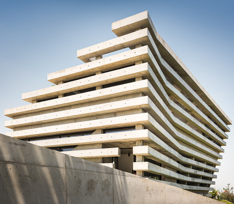 contaminar arquitetos traces distorted concrete lines around 'quinta do rei 18' in portugal